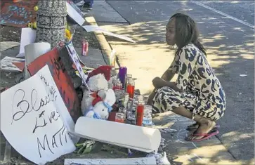  ?? Photograph­s by Irfan Khan Los Angeles Times ?? ROMINA LEE kneels at a memorial for her friend Reginald Thomas, who was killed during an altercatio­n with Pasadena police. Activists said Thomas’ death appears to fit a pattern in how police deal with black men.