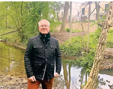  ?? RP-FOTO: MARC INGEL ?? Waldemar Fröhlich sorgt sich um die Schwarzbac­haue. Anwohner betrachten den Grünstreif­en zwischen Gärten und Fluss offenbar teilweise als ihr Eigentum.