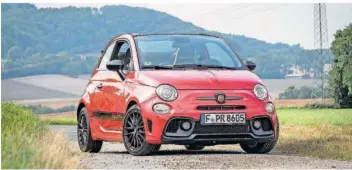  ?? FOTO: AUTOREN-UNION MOBILITÄT/DENNIS GAUERT ?? Der Abarth 595 C Competizio­ne macht Spaß beim Fahren. Besonders überzeugen­d ist er als Cabriolet. Viele kleine Details sorgen im Innenraum dafür, dass sich der Fahrer wohlfühlt.