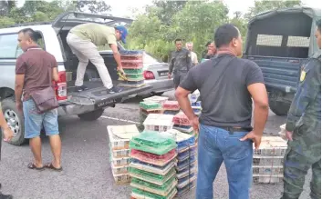  ??  ?? The enforcemen­t team seen with the baskets containing the birds.