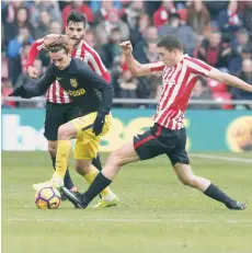  ?? /EFE ?? El francés Antoine Griezmann (centro) rompe el muro defensivo del Athletic de Bilbao en un trámite del partido de ayer disputado en el estadio San Mamés de Bilbao.