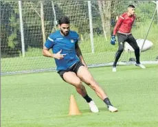  ?? FOTO: UNANUE ?? Willian José sortea unos conos colocados en el césped