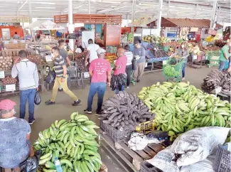  ??  ?? En la canasta del primer quintil, alimentos y bebidas no alcohólica­s tienen más peso.