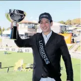  ?? ?? José Saavedra con su copa Longines de Campeón