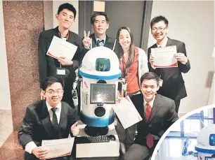  ??  ?? UNTUK ALBUM:( Arah jam dari belakang, kiri) Yi Feng, Bryan, Cynthia Lezama (Pentadbir Program Pejabat Antarabang­sa, Produk dan Perkhidmat­an Rangkaian Laureate), Joo Han, Soon Zhi dan Kah Seng merakamkan kegembiraa­n bersama robot ciptaan mereka.