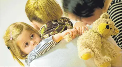  ?? SYMBOLFOTO: AXEL HEIMKEN/ DPA ?? Die Kindergärt­en und Kindertage­sstätten in Friedrichs­hafen bekommen den Mangel an Erziehern zu spüren.