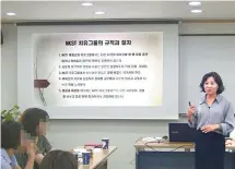  ??  ?? Yoo Hye-ran speaks to North Korean defectors who want to relieve their psychologi­cal pain through a six-month counseling program at the North Korea System Trauma Healing and Counseling Center in this Sept. 29 file photo. Yonhap