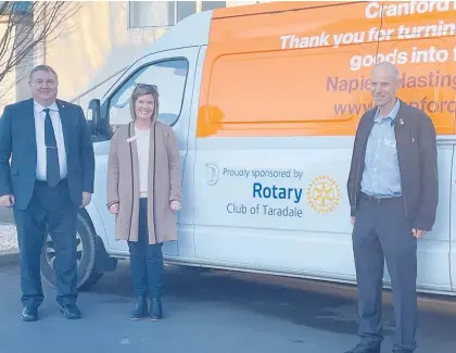  ?? ?? Cranford Hospice Developmen­t & Engagement director Sheena Revington (centre) stands by the Napier store’s new van with Taradale Rotary Club president Bruce Jenks (left) and Rotary Club foundation chairman John Reid.