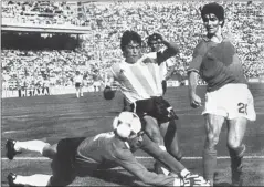  ?? AFP ?? On June 29, 1982, Argentinia­n goalkeeper Ubaldo Fillol (bottom) stops Italian striker Paolo Rossi from scoring in a World Cup match.