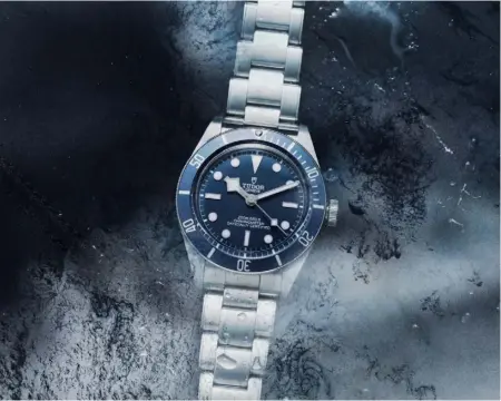  ??  ?? Above: stainless steel 39mm ‘Navy Blue’ Black Bay Fifty-Eight, from £2,520, by Tudor