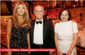  ??  ?? En Cipriani, Bettina y Alejandro Bulgheroni con Susan Segal. La organizaci­ón creada por David Rockefelle­r lo distinguió como CEO y presidente de Bridas Corporatio­n. El empresario y su mujer, Bettina, festejaron en Cipriani de Wall Street.