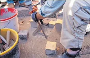  ?? FOTO: STADTVERWA­LTUNG ?? Der Künstler Gunter Demnig bei der Verlegung von Stolperste­inen als Mahnmal.