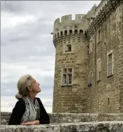  ??  ?? Un regard dit parfois plus que des mots : Valérie Rousselle a étudié la vinicultur­e et l’oenologie à Suze-la-Rousse dans ce château médiéval. (Photos CL)