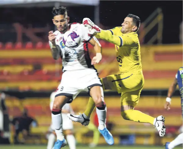  ?? José Cordero ?? Partido de la jornada 20 del Torneo de Clausura 2020, entre Guadalupe FC y la Liga Deportiva Alajuelens­e, en el Estadio Rosabal Cordero. Ganaron los josefinos 3 a 0. En la fotografía, Jonathan Moya (LDA) y Luis Torres (GFC).