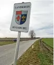  ??  ?? Bei dieser Tafel trifft Oberbayern auf das Augsburger Land. Das Allgäu reicht bis zum Feld links davon.