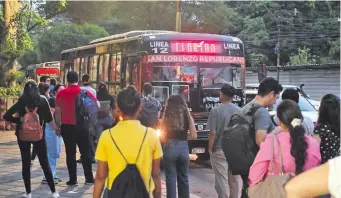  ?? ?? Los usuarios de buses esperan incluso más de una hora para poder subirse a un colectivo.