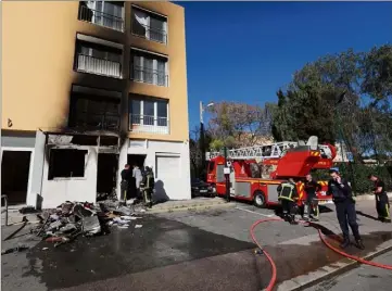  ?? (Photo Laurent Martinat) ?? L’incendie a léché la façade de l’immeuble, mais sans faire de dégâts dans les étages.