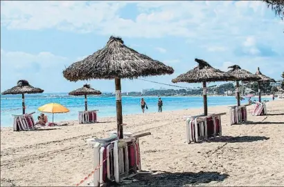  ?? CATI CLADERA / EFE ?? Las playas de Mallorca, preparadas para recibir a los turistas a partir del próximo lunes