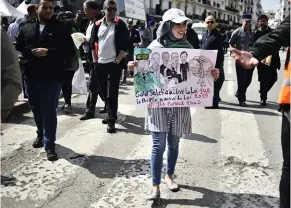  ??  ?? Table rase A Alger, le 2 avril, le lendemain de l’annonce par la présidence de la démission de Bouteflika, une étudiante demande le départ de tout le pouvoir en place.