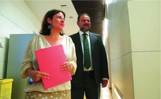  ?? EFE ?? Adriana Lastra y José Luis Ábalos en los pasillos del Congreso de los Diputados