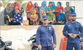  ?? REUTERS ?? Police officers stand guard near the MDP opposition party headquarte­rs in Male on Tuesday.