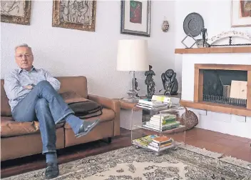  ?? FOTO: DPA ?? Franz Steinkühle­r (79) in seinem Wohnzimmer in Oberursel. Auf dem Beistellti­sch liegen unter anderem der sogenannte Eichelmann – ein deutscher Weinführer –, mehrere Golf-Bücher und eine Ausgabe der ADFC-Zeitung „Radwelt“.