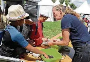  ?? ?? In Workshops wird landwirtsc­haftliches Wissen vermittelt.