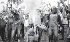  ?? — Gambar Reuters ?? PENUNJUK perasaan menembak mortar buatan sendiri semasa perhimpuna­n antikeraja­an di Managua, Nicaragua.