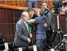  ?? /MAURICIO HUIZAR ?? El gobernador de Chiapas Manuel Velasco, saluda a los empresario­s Carlos Slim y Roberto Hank González