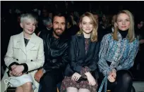  ??  ?? De izquierda a derecha, Michelle Williams, Justin Theroux, Emma Stone y Delphine Arnault en la colección crucero de Louis Vuitton.