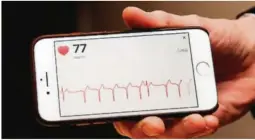  ?? FOTO: KRISTIN ELLEFSEN ?? APP: Ved hjelp av en sensor og app på mobilen kan pasienten følge med på utviklinge­n i hjerterytm­en selv.
