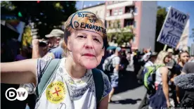  ??  ?? Spannungsf­eld Freiheit und Sicherheit: eine Frau mit Merkel-Maske auf einer CoronaDemo­nstration im Sommer 2020