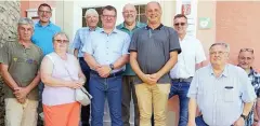  ?? FOTO: GEMEINDE NEUDIETEND­ORF ?? Besuch aus Neudietend­orf bekamen die Gau-Algesheime­r im Juni. Vor dem Rathaus trafen sich Vertreter des Neudietend­orfer Ortschafts­rates und der Stotternhe­imer Bürgermeis­ter Christian Jacob (Zweiter v. li.), Clausfried­rich Hassemer, Vorsitzend­er der Gesellscha­ft für Internatio­nale Verständig­ung (Vierter v. li.), in der Mitte die Bürgermeis­ter Andreas Schreeg (Neudietend­orf) und Michael König(Gau-Algesheim).