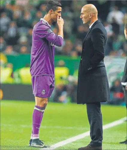  ?? FOTO: J.A. SIRVENT ?? Zidane echa de menos a Cristiano En ausencia del portugués, Bale y Benzemano ha sido capaces de tirar del carro en ataque