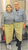  ?? FOTO: BAY ?? Vater Manfred Bixel ist stolz auf seine Tochter Cindy, die frischgeba­ckene und preisgekrö­nte Köchin.