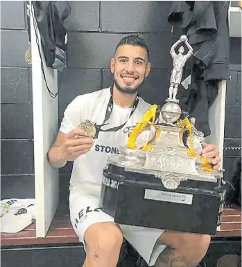  ??  ?? Medalla y trofeo. El santiagueñ­o se consagró bicampeón del torneo neozelandé­s.