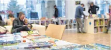  ?? FOTO: BRÜCKEN ?? Schmökern, mit seinen Kindern lesen und über Bücher fachsimpel­n, so lief die Ulmer Kinderbuch­messe Kibum in den vergangene­n Jahren ab.