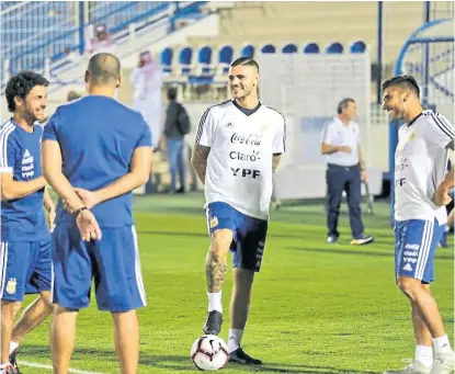  ?? @argentina ?? Icardi y Salvio, en charla distendida durante la práctica con Aimar y Samuel (de espalda)