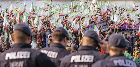  ?? FOTO: DPA ?? Die Polizei beobachtet­e das Kurdenfest­ival an der Deutzer Werft in Köln. Die Flaggen der Teilnehmer zeigten PKK-Anführer Abdullah Öcalan.