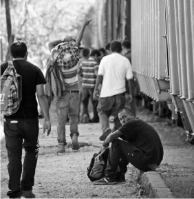  ?? CUARTOSCUR­O ?? EL FLUJO migratorio, hacia el país vecino, no se ha detenido pese al endurecimi­ento de la vigilancia en la franja fronteriza.