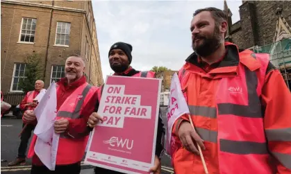  ?? Photograph: Anadolu Agency/Getty Images ?? Striking Royal Mail workers, London, 8 September.