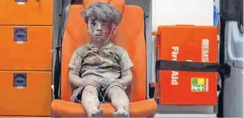  ?? Foto: AMC, HO, afp ?? Dieses Bild aus Aleppo zeigt nach Angaben der Fotografen, die der Opposition nahestehen, den kleinen Omran, den Helfer aus den Trümmern eines bombardier­ten Hauses bargen und der nun, blutend und verschmutz­t, in einer Klinik sitzt. Der Blick des Kindes...
