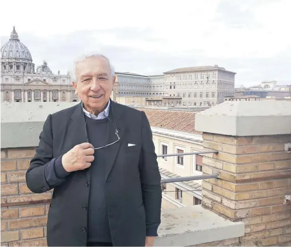  ??  ?? ► El sacerdote Fernando Montes en la terraza ubicada en el último piso de la Curia general jesuita en Roma.