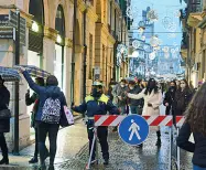  ??  ?? Pienone qui sopra sensi unici pedonali in via Mazzini a
Verona. Sotto, il senso unico pedonale fra Calmaggior­e e Duomo a Treviso (foto Fotoland e Balanza)