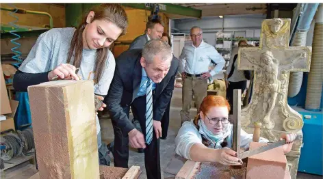  ?? FOTO: IRIS MAURER ?? Jessica Jungbauer (rechts) und Nora Schirra erlernen den Beruf Steinmetz. Raimund Becker, Vorstand in der Bundesagen­tur für Arbeit, besuchte gestern im Rahmen der „Woche der Ausbildung“den Ausbildung­sbetrieb in Neunkirche­n.