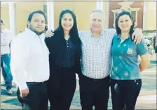  ??  ?? Danilo Centeno, Sheyla Román, el senador Óscar González Daher, y Perla Ferrari, quien fue vestida con el uniforme.