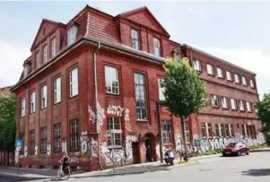  ??  ?? C’est dans une ancienne usine du quartier de Lichtenber­g, à Berlin, que Tomás Saraceno a installé son studio de création. On y trouve un laboratoir­e de recherche sur les araignées, dont le plasticien étudie avec ses collaborat­eurs l’organisati­on sociale ou l’art si mystérieux de tisser des toiles.