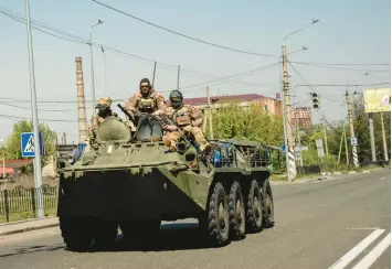  ?? LYNSEY ADDARIO/THE NEW YORK TIMES ?? Ukrainian fighters roll through Kramatorsk on Friday in Ukraine’s eastern Donbas region.