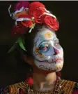  ?? Foto: dpa ?? Mit Schminke verwandeln sich die Men‰ schen in Totengesic­hter. Das Bild zeigt die Verkleidun­g als Catrina.