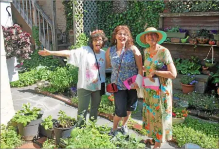  ?? FILE PHOTO LAUREN HALLIGAN - MEDIANEWS GROUP ?? Rhe Potenza, left, shows her garden to spectators on the 19th annual Troy Hidden Garden Tour.